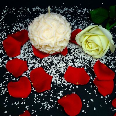Bougie boule de roses lys blanc, 380 g