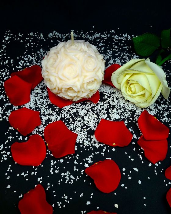 Bougie boule de roses lys blanc, 380 g